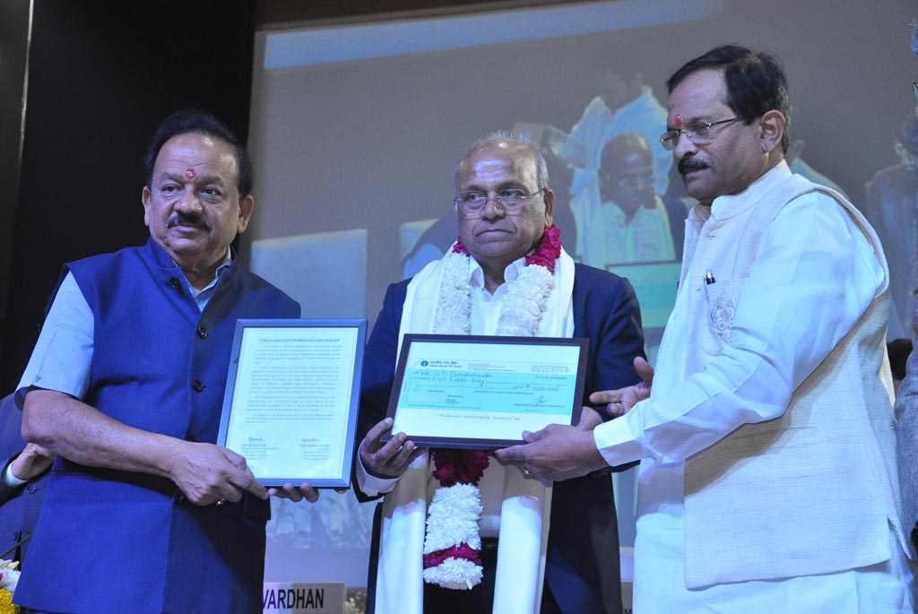 Dr. S.P. Sardeshmukh receiving National Dhanwantri Ayurveda Award – 2017 by Hon’ble Dr. Harsh Vardhan, Health Minister, and Hon’ble Mr. Shripadji Naik,  Minister of AYUSH, Government of India